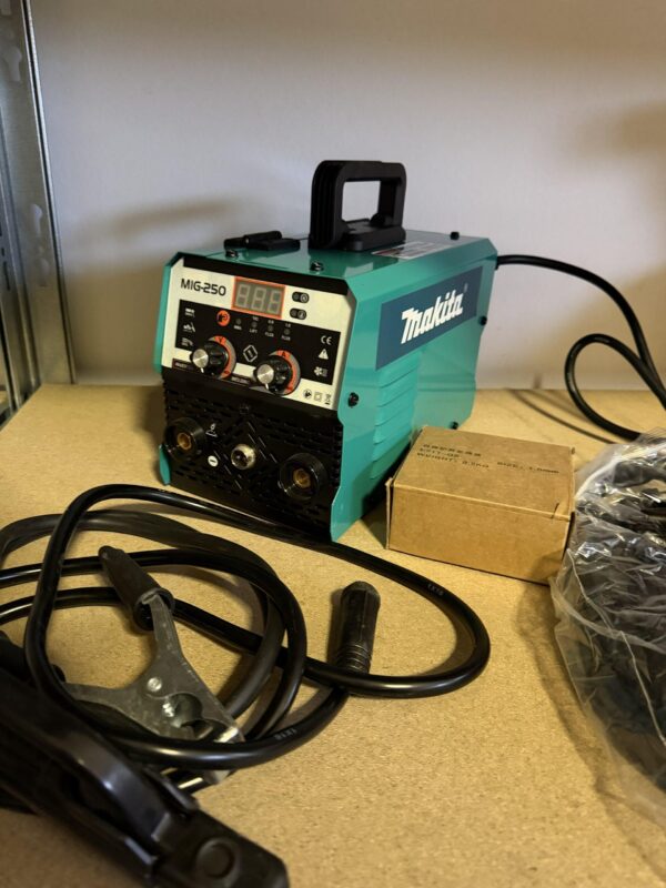 MAKITA aparat za varenje 250A elektro+co2