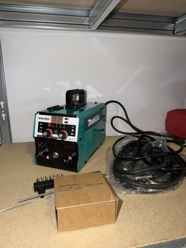 MAKITA aparat za varenje 250A elektro+co2